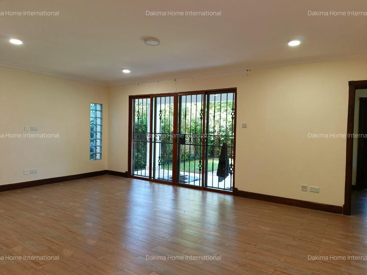 5 Bed Townhouse with En Suite in Spring Valley - 16