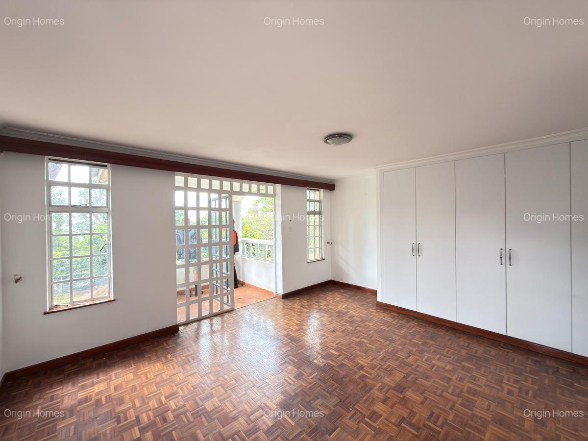 4 Bed House with En Suite in Rosslyn - 11
