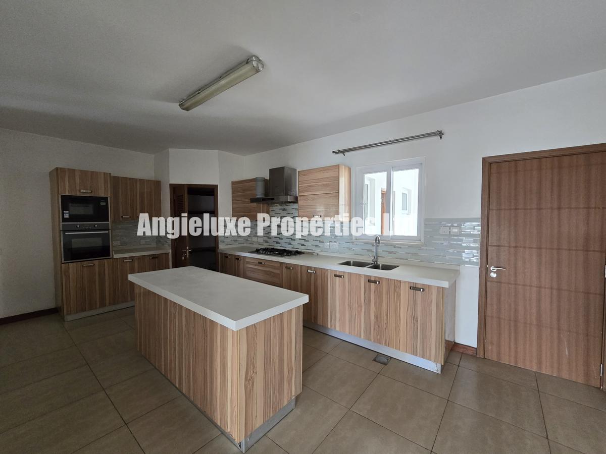 3 Bed Apartment with En Suite at Ole Dume Road - 1