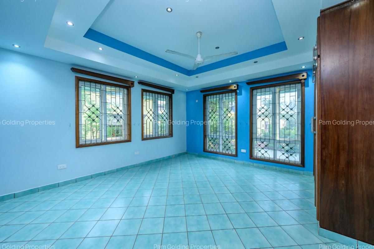 6 Bed Villa with En Suite in Kizingo - 2