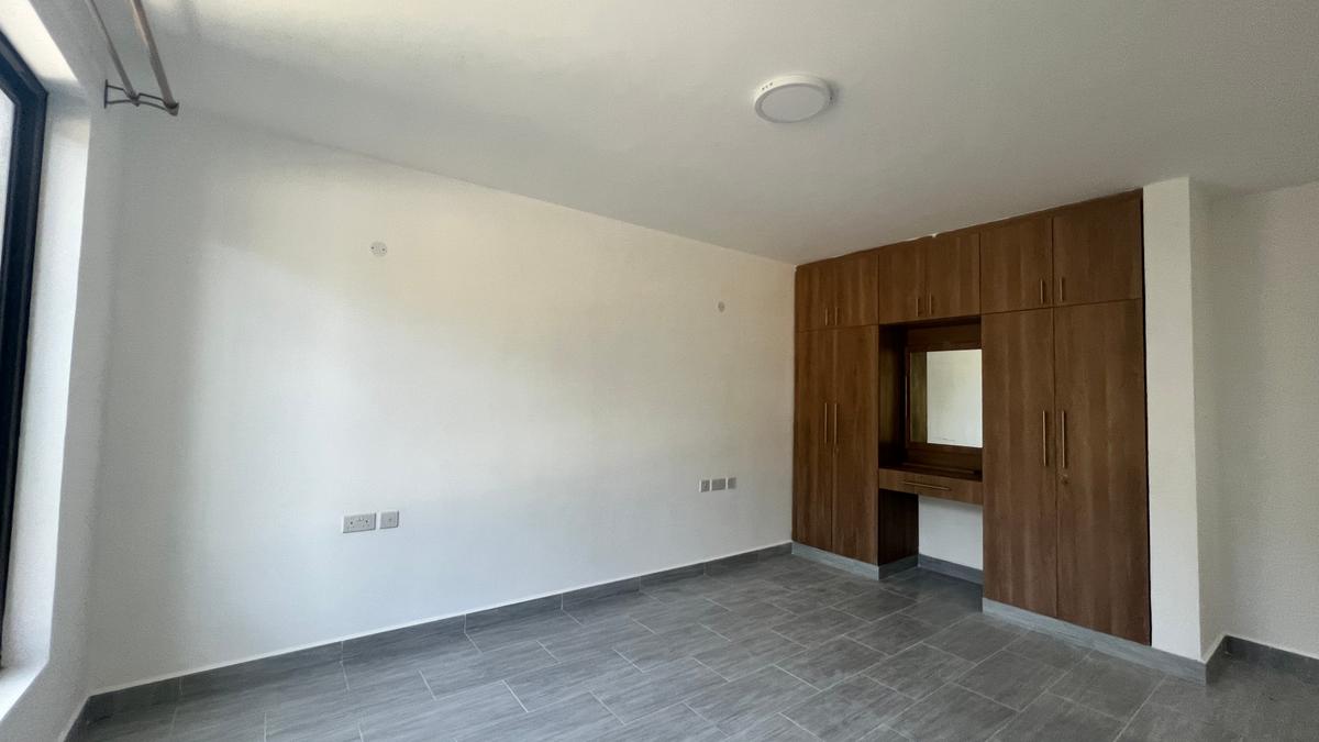 2 Bed Apartment with En Suite at Lavington - 6