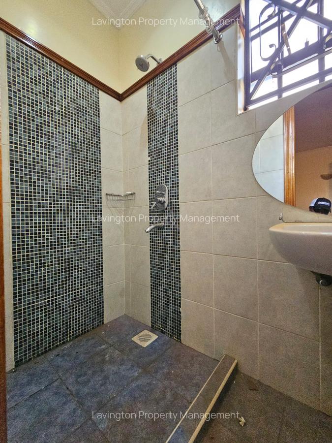 5 Bed Townhouse with En Suite at Lavington - 17