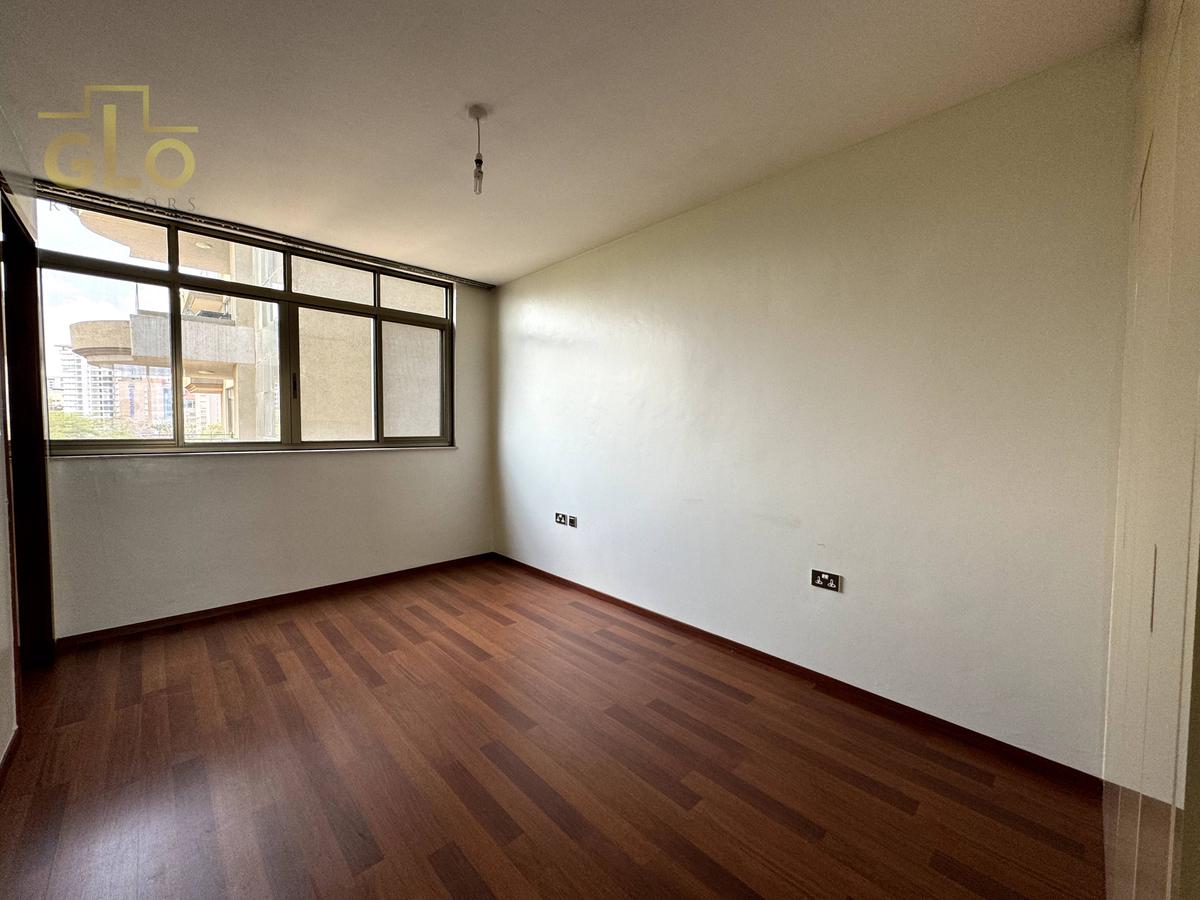 3 Bed Apartment with En Suite in Parklands - 14