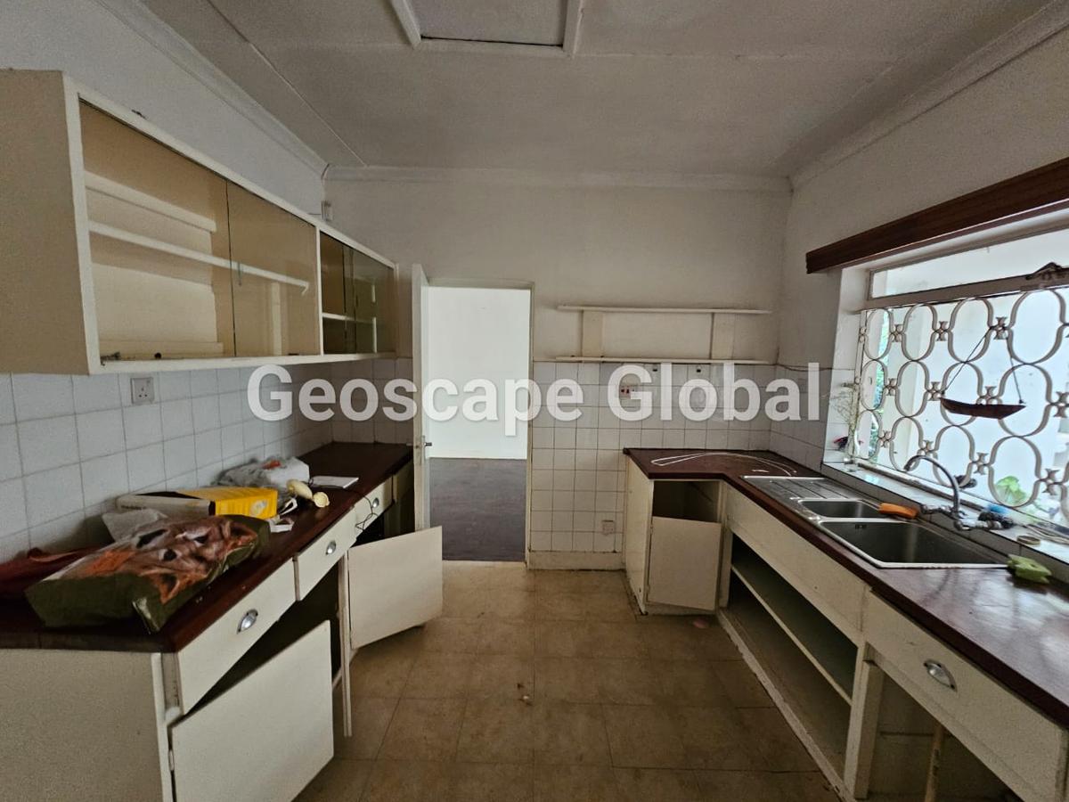 4 Bed House with En Suite in Rosslyn - 13