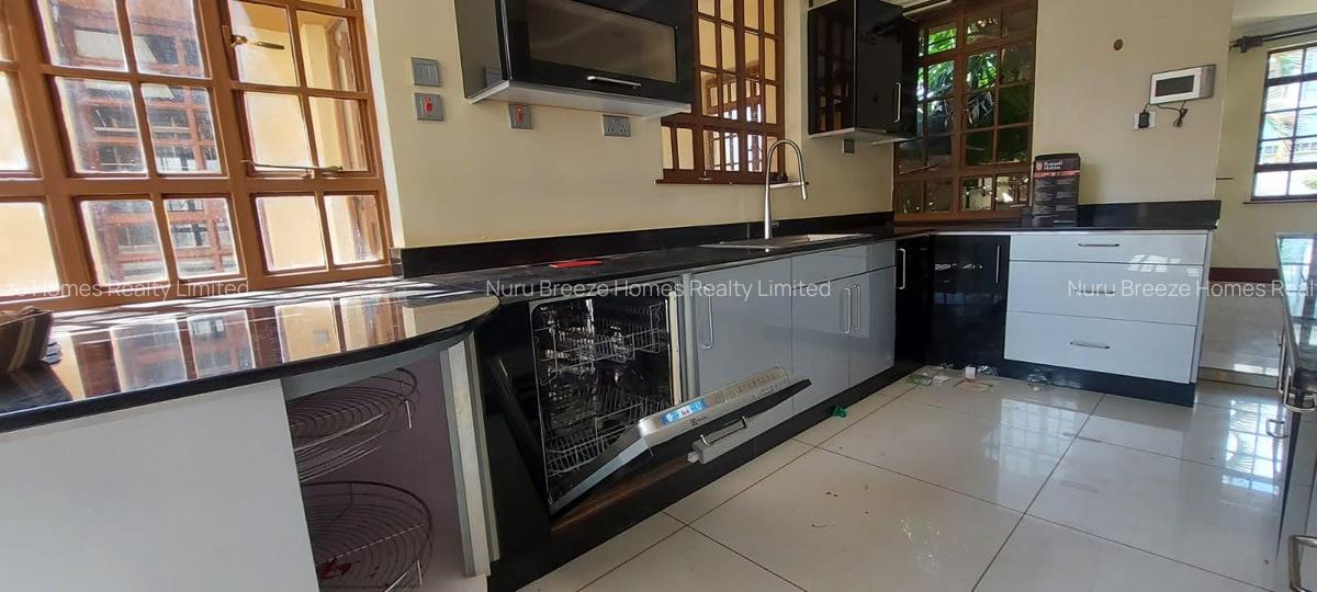 5 Bed House with En Suite in Runda - 18