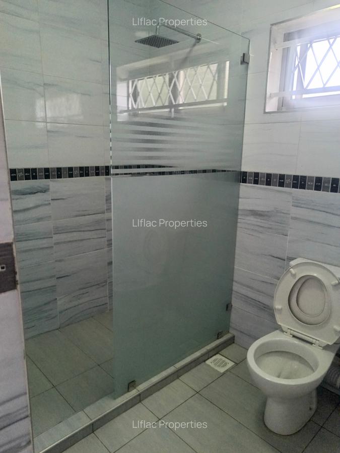 4 Bed House with En Suite in Ridgeways - 18