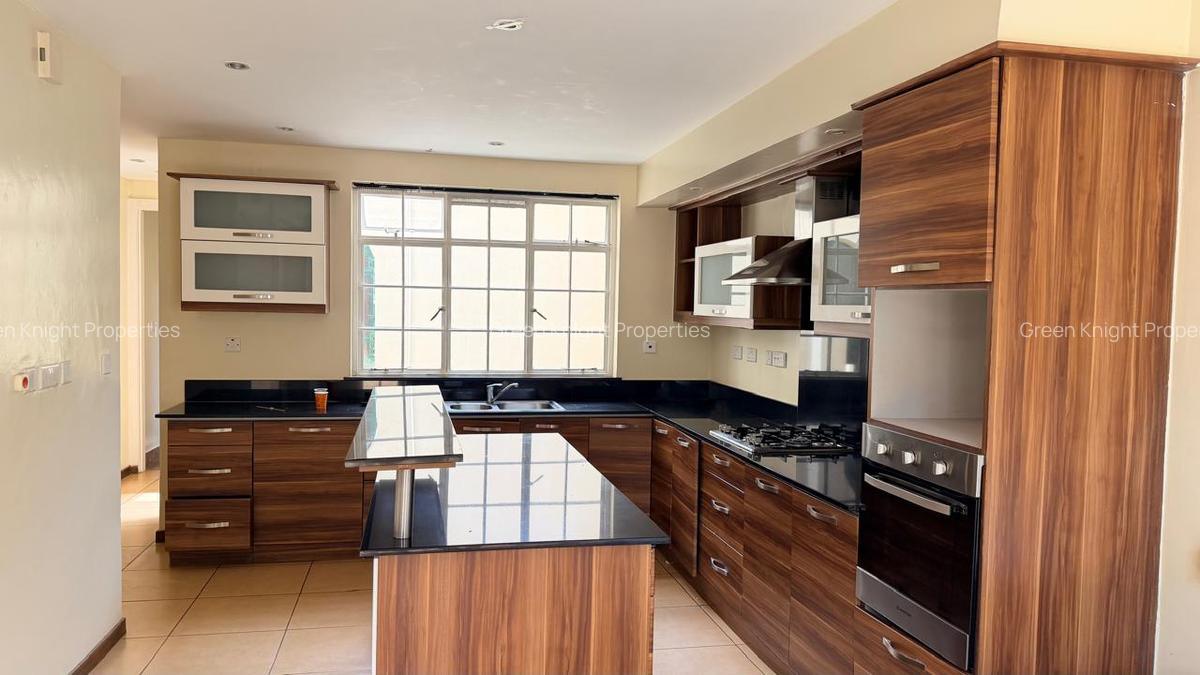 5 Bed House with En Suite in Spring Valley - 2