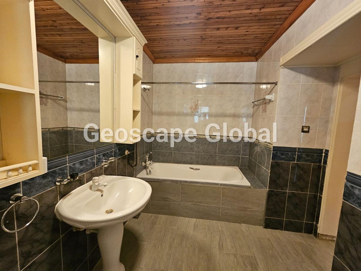 5 Bed House with En Suite in Runda - 8