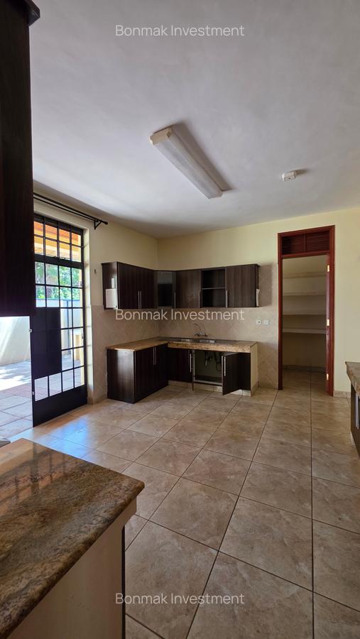 4 Bed Villa with En Suite at Old Runda. - 2