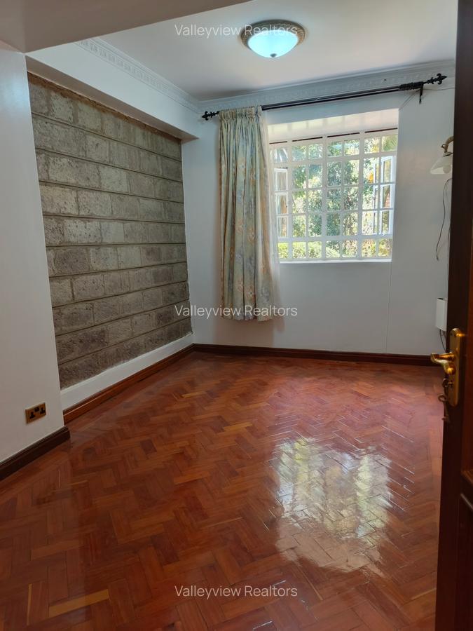 4 Bed Townhouse with En Suite at Lavington - 18