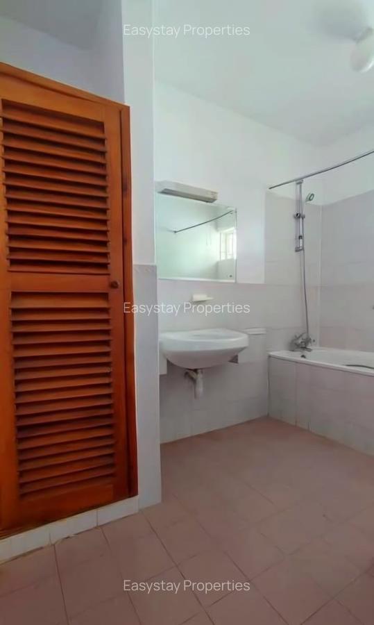 4 Bed House with En Suite in Riverside - 9