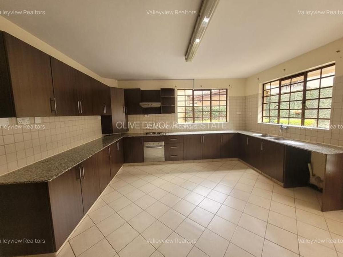 6 Bed Townhouse with En Suite at Lavington - 12