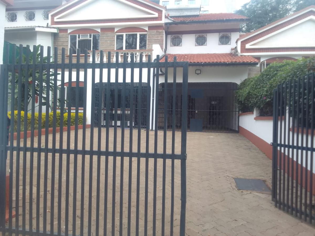 4 Bed Villa with En Suite in Brookside - 2