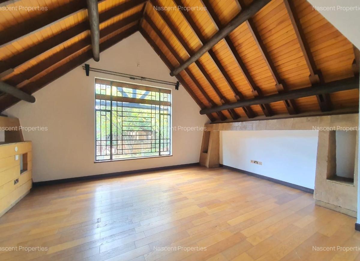 5 Bed Villa with En Suite in Lake View - 9