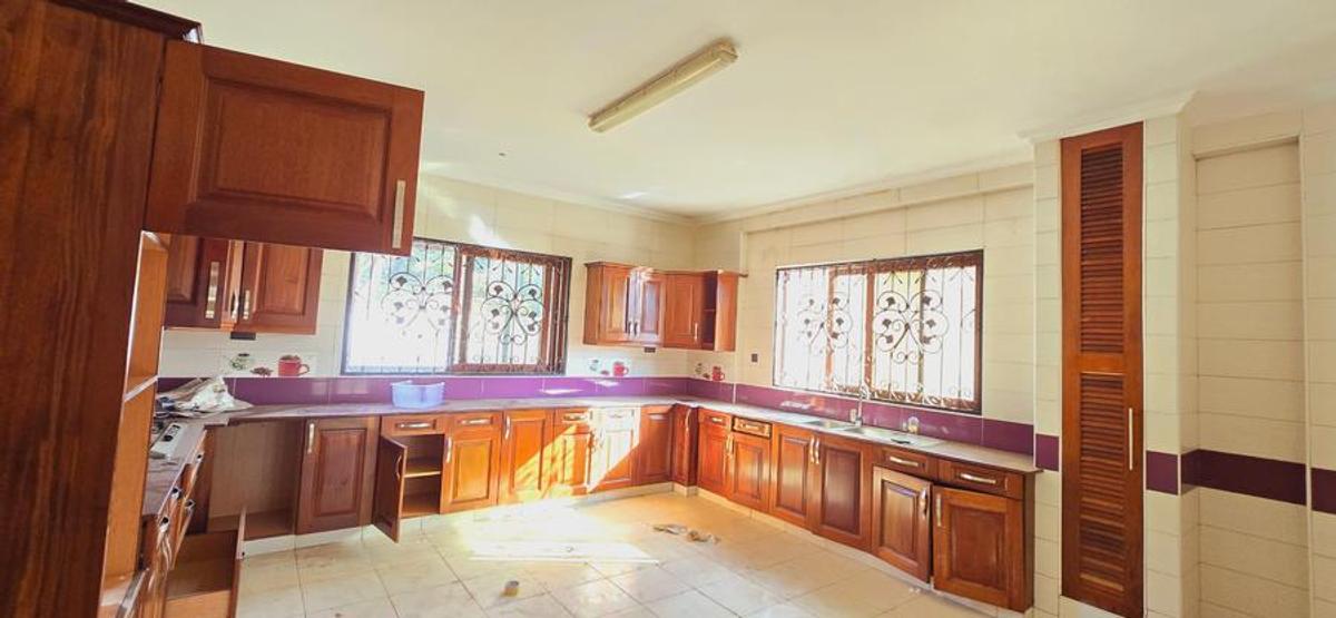 5 Bed Townhouse with En Suite at Lavington Green - 4