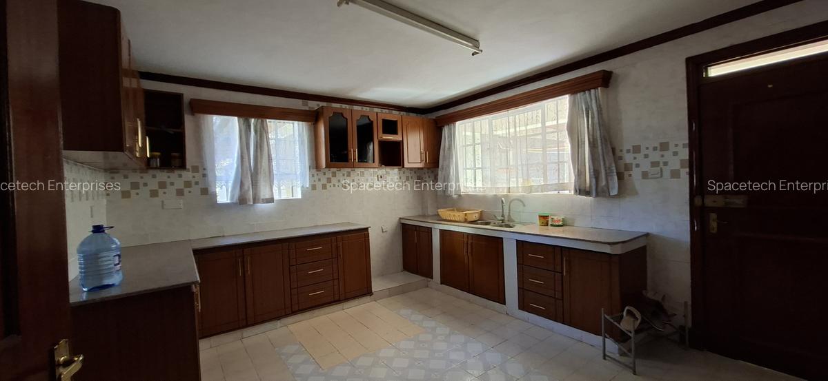 5 Bed House with En Suite in Runda - 8