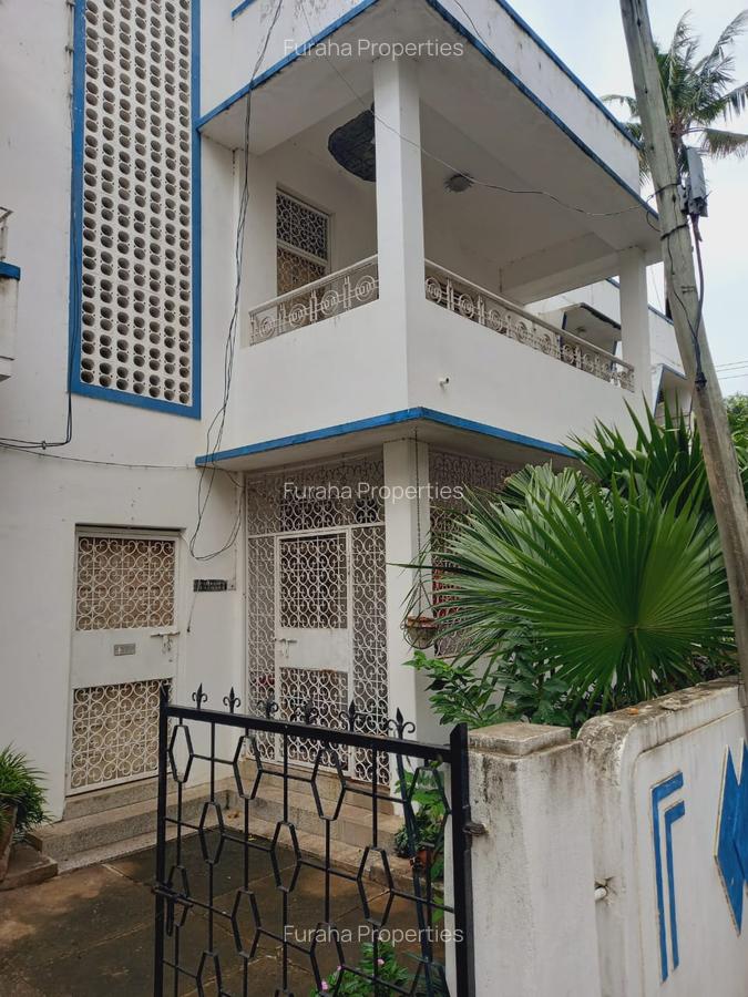 5 Bed House with En Suite in Tudor - 4