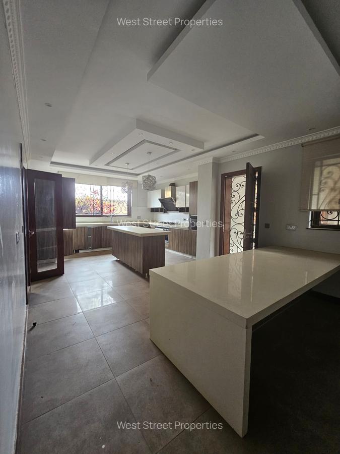 6 Bed Townhouse with En Suite at Lavington - 3