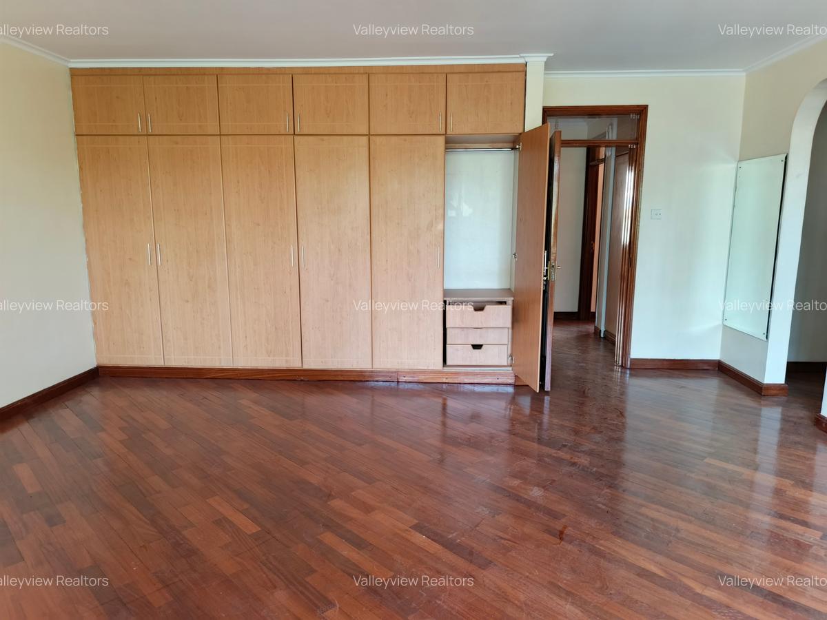 4 Bed Townhouse with En Suite at Lavington - 18