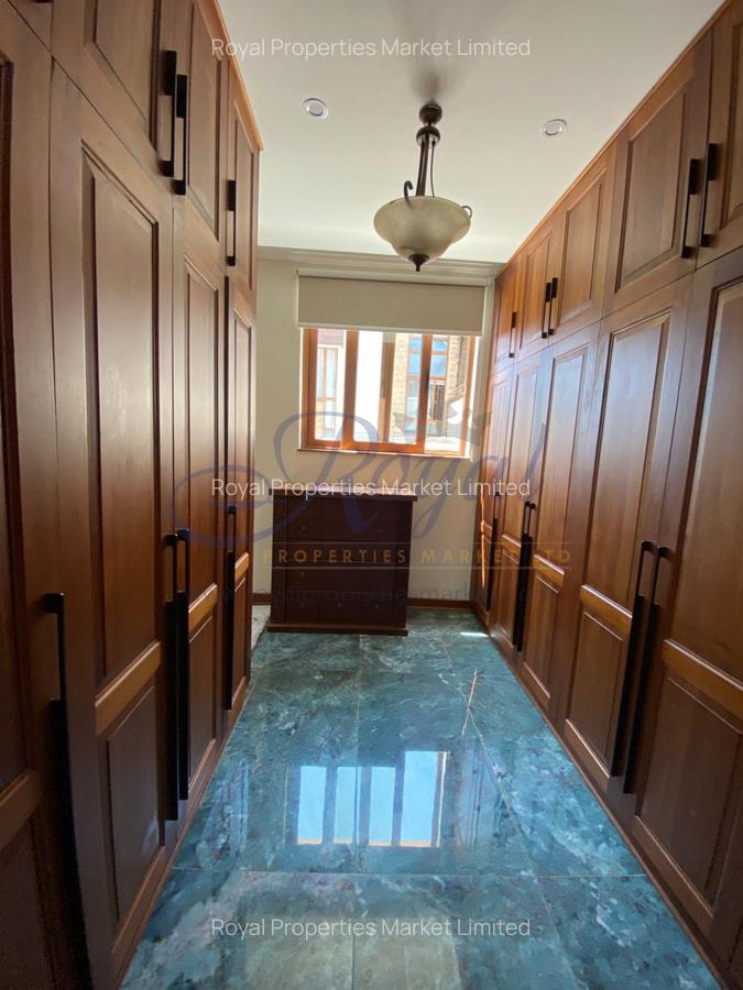 6 Bed House with En Suite in Lavington - 10