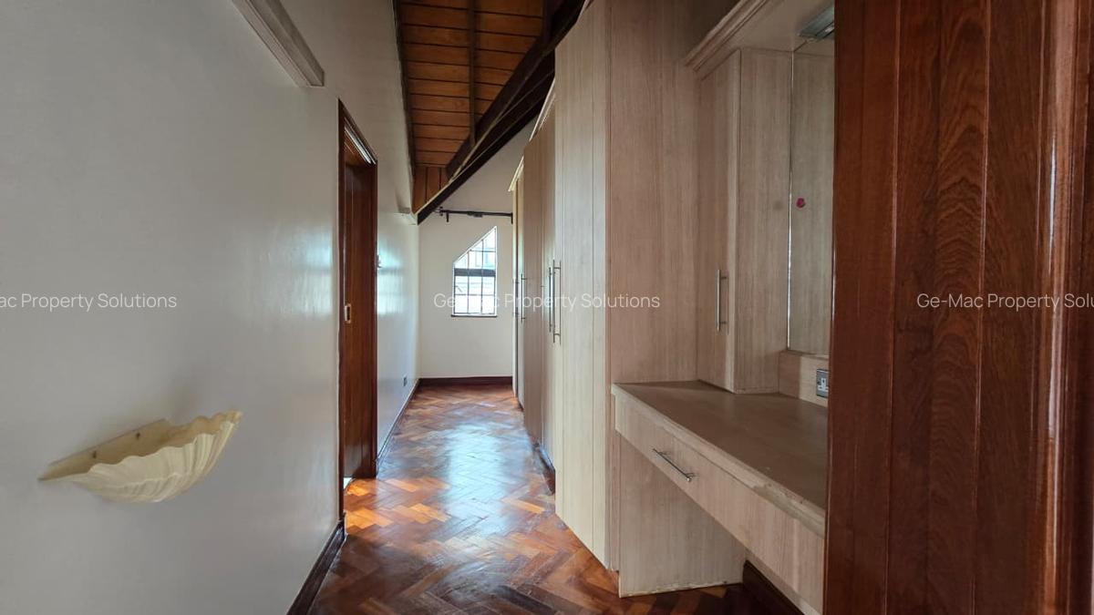 5 Bed House with En Suite in Lavington - 14