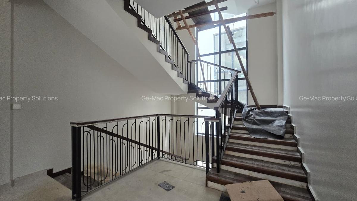 5 Bed House with En Suite in Lavington - 16