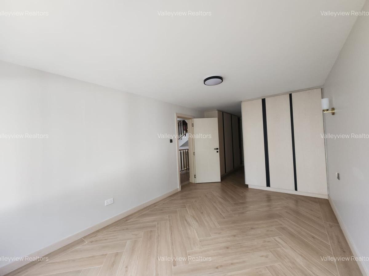 6 Bed Townhouse with En Suite at Lavington - 10