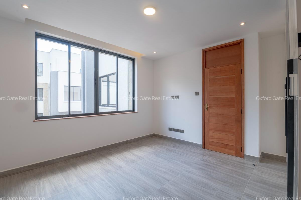 5 Bed Townhouse with En Suite at Lavington - 16