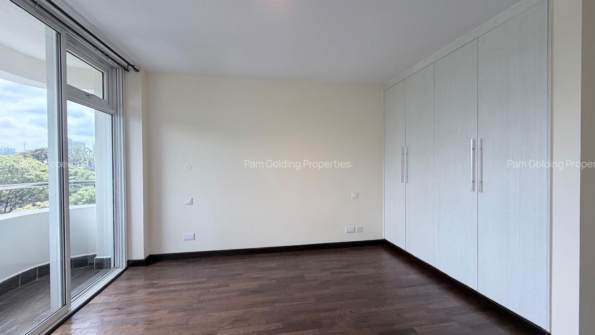 3 Bed Apartment with En Suite at Riverside Gardens - 15