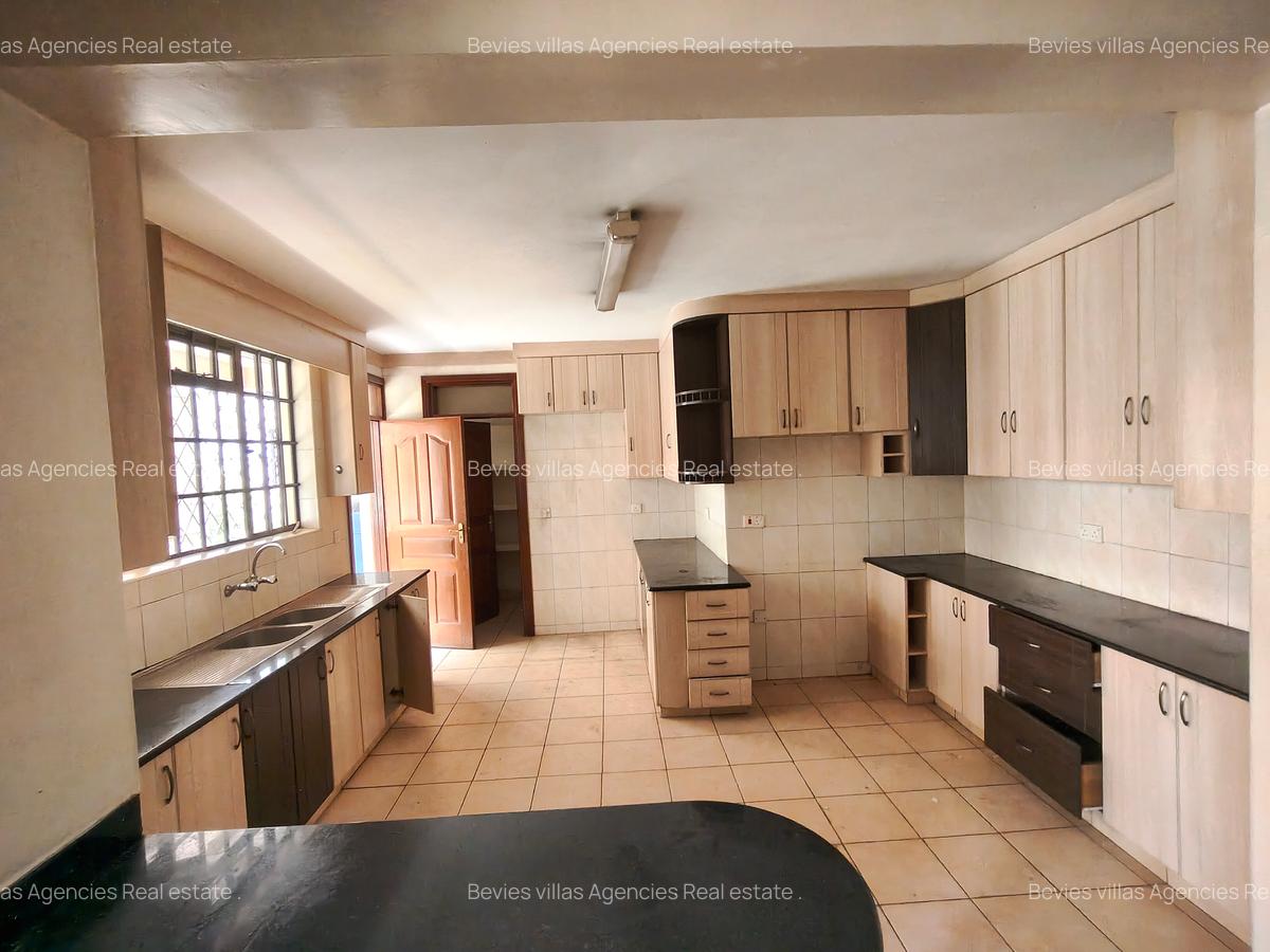 3 Bed Apartment with En Suite at Parklands - 12