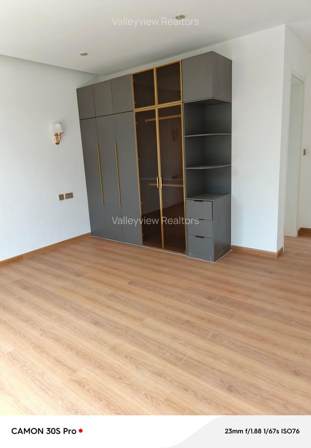 5 Bed Townhouse with En Suite at Lavington - 11