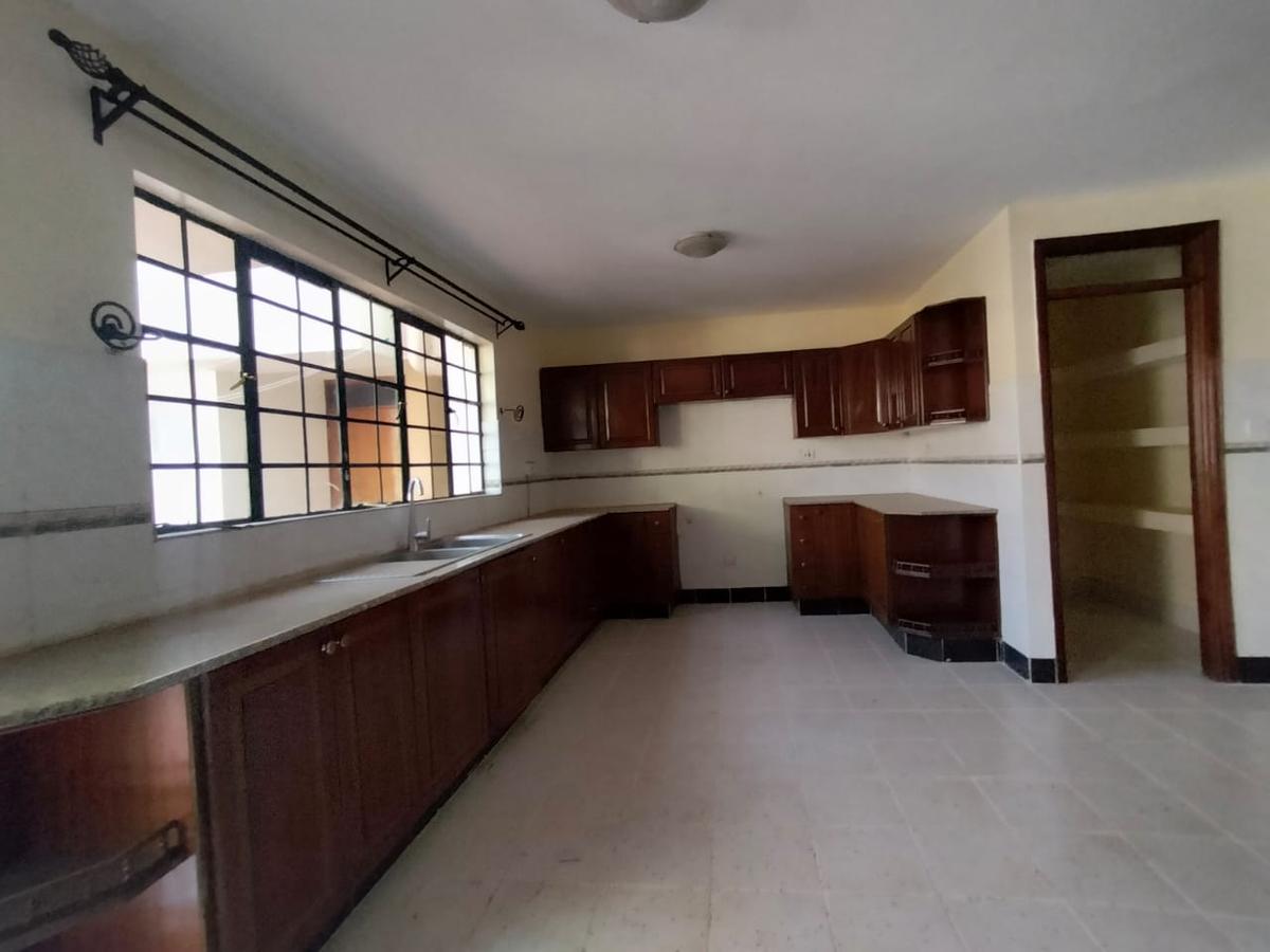5 Bed Townhouse with En Suite in Lavington - 3