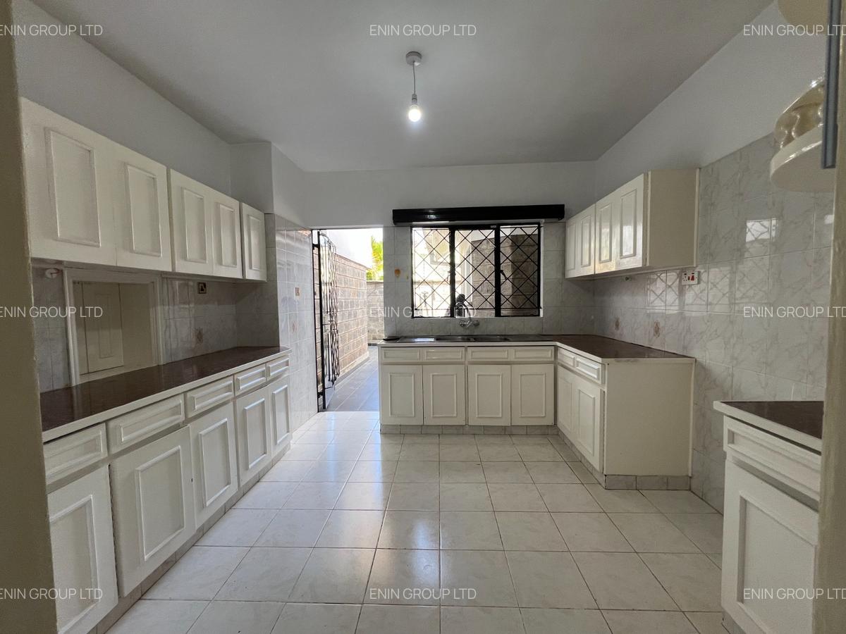 4 Bed Townhouse with En Suite at Brookside Drive - 4