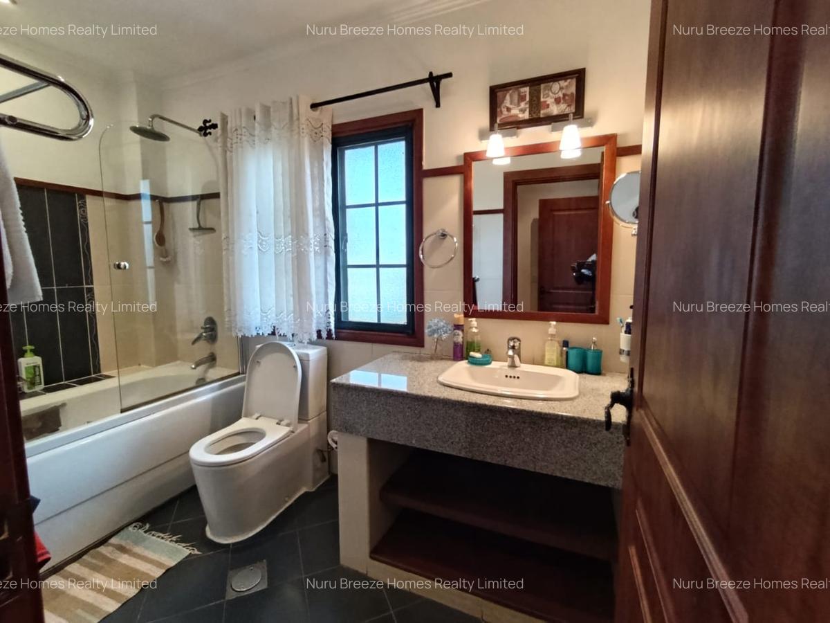 3 Bed Townhouse with En Suite in Ridgeways - 14