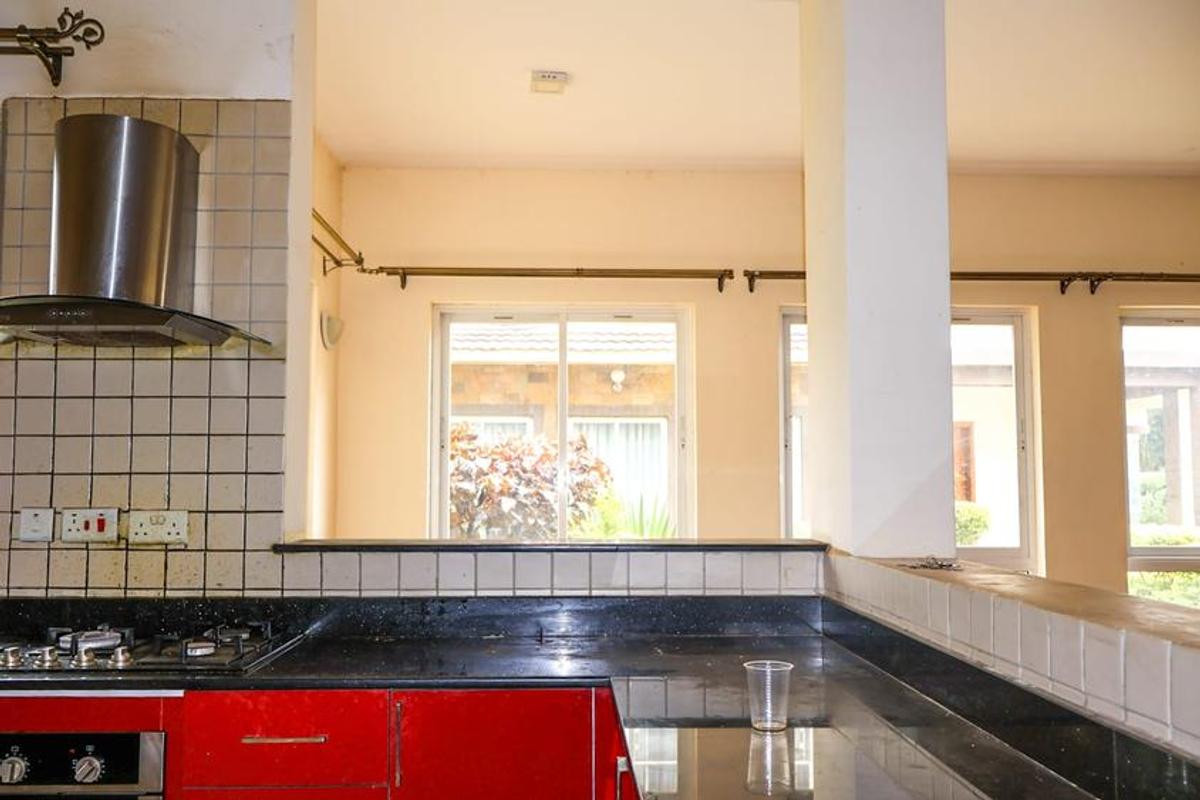 5 Bed Townhouse with En Suite at Lavington Shopping Centre - 12