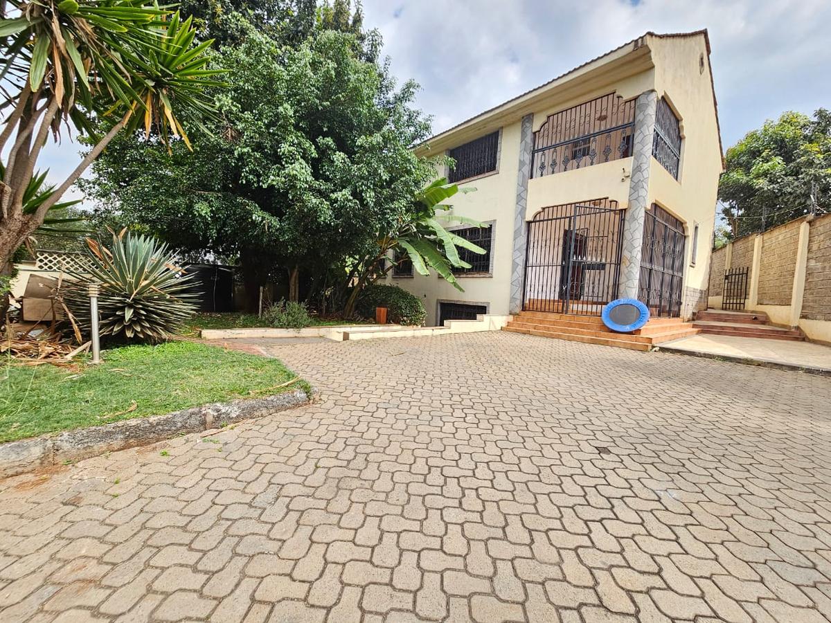 4 Bed Townhouse with En Suite in Brookside - 1