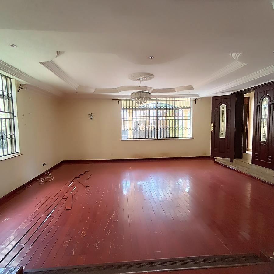 5 Bed House with En Suite in Lavington - 8