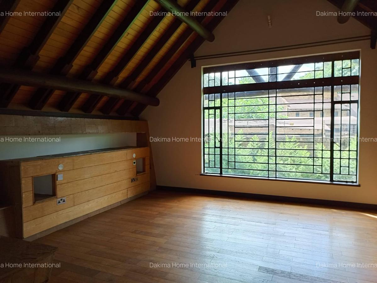 4 Bed Villa with En Suite in Lake View - 12