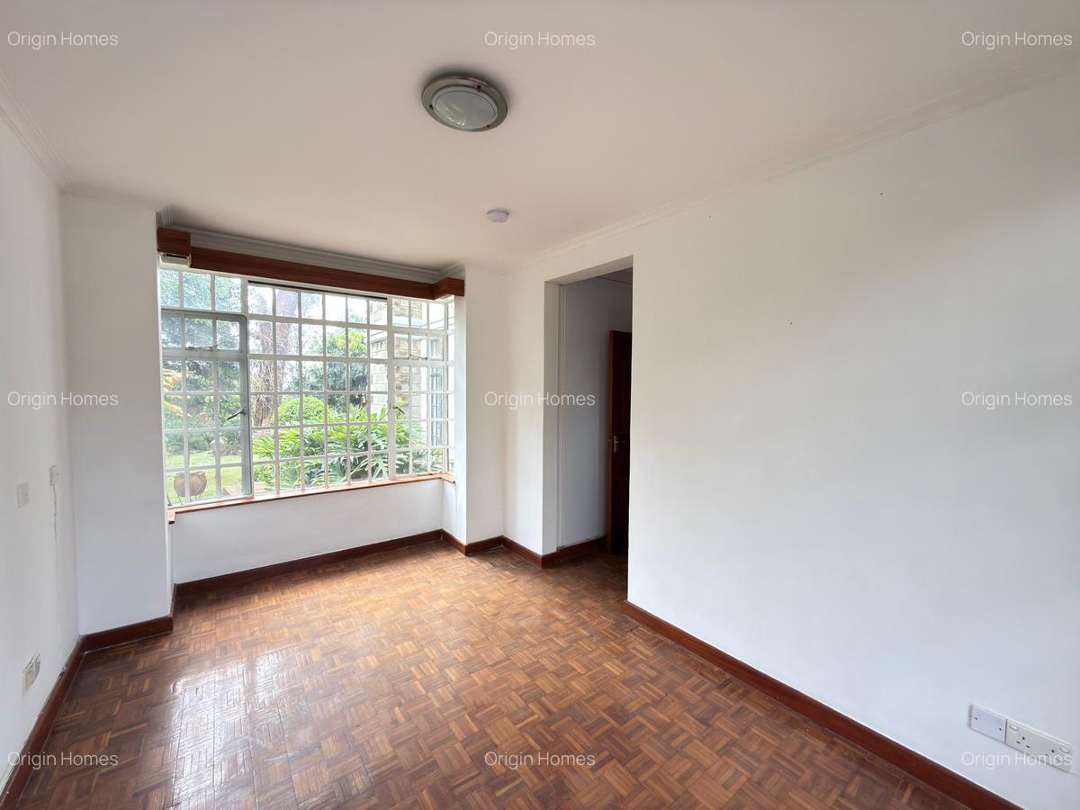 4 Bed House with En Suite at Rosslyn - 6