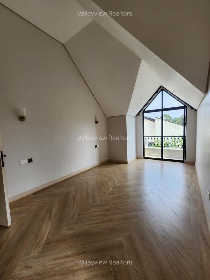 6 Bed Townhouse with En Suite at Lavington - 15