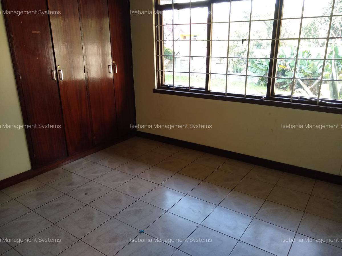 4 Bed House with En Suite at - 12