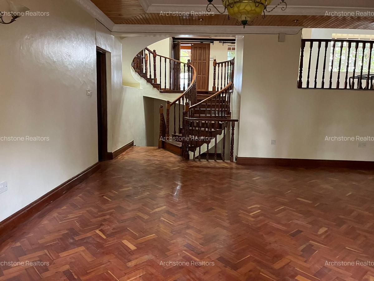 5 Bed House with En Suite in Lavington - 17