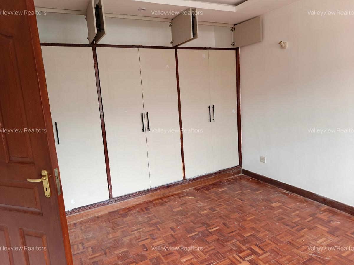 4 Bed Townhouse with En Suite at Lavington - 8