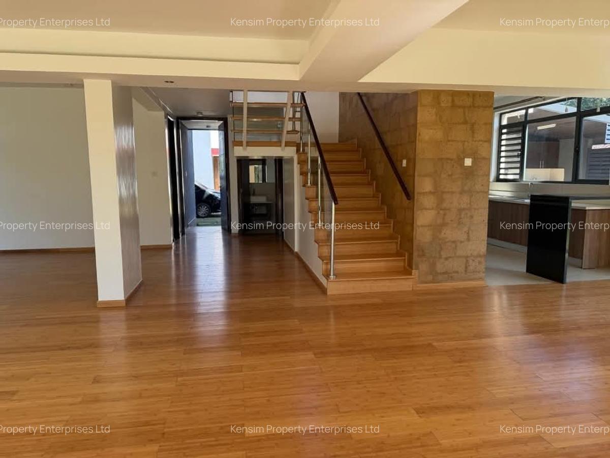 4 Bed Townhouse with En Suite in Ridgeways - 10