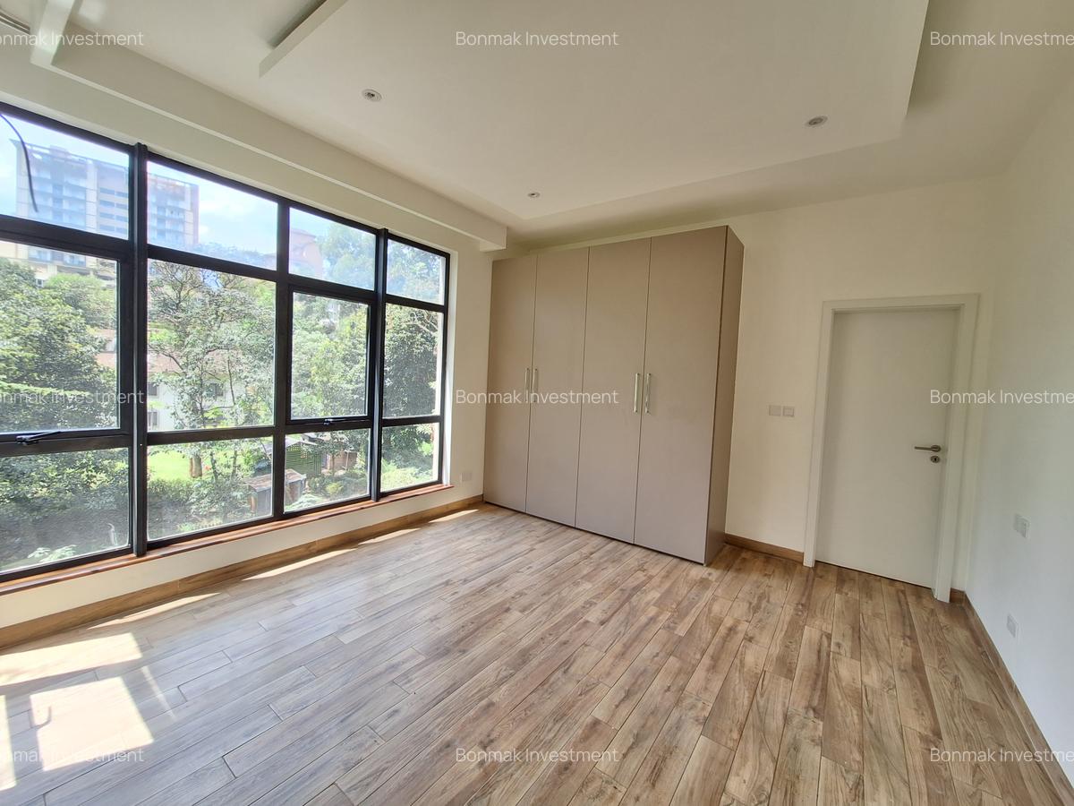 4 Bed Apartment with En Suite at Riverside Drive - 8