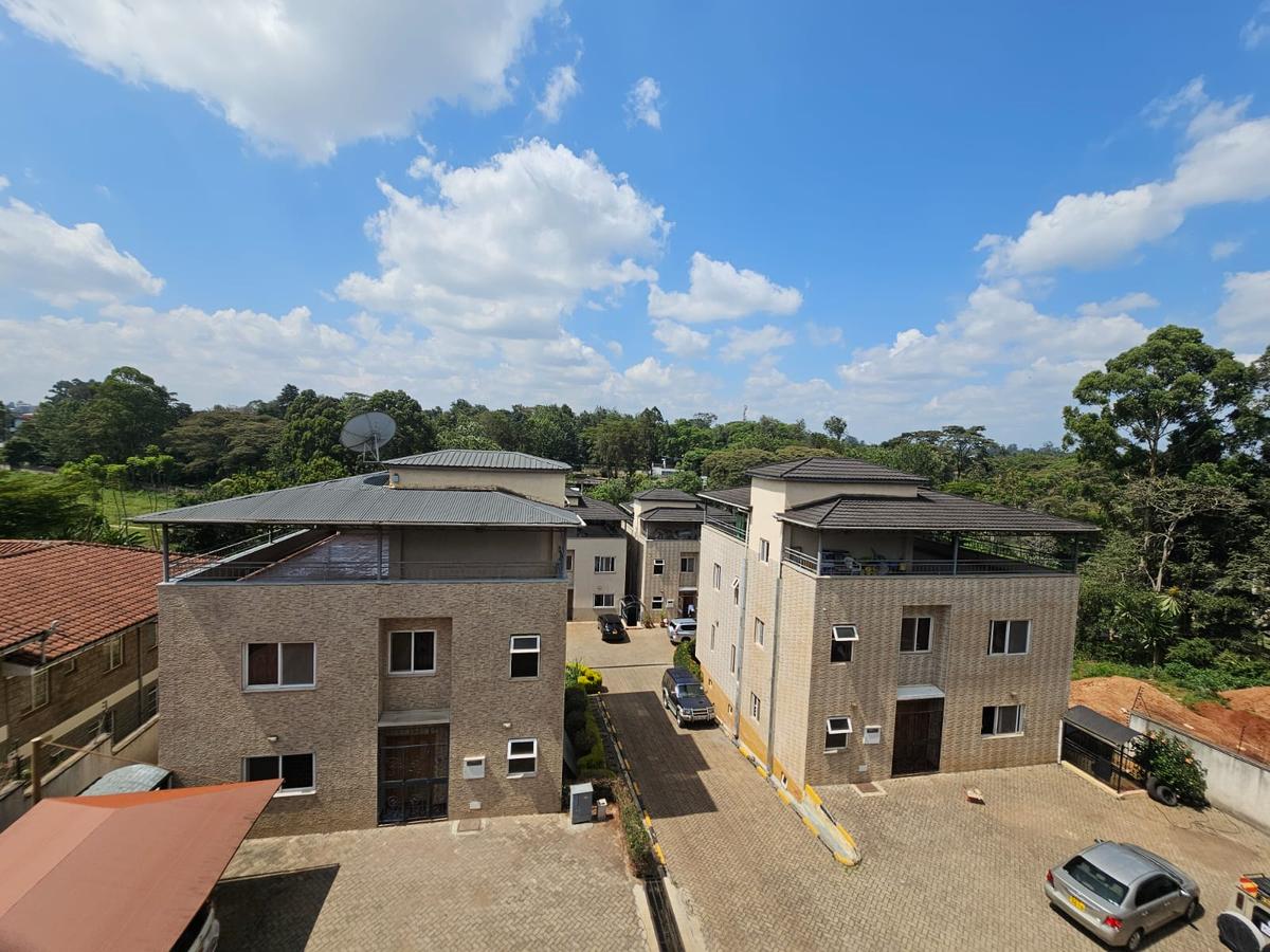 5 Bed House with En Suite in Lavington - 4