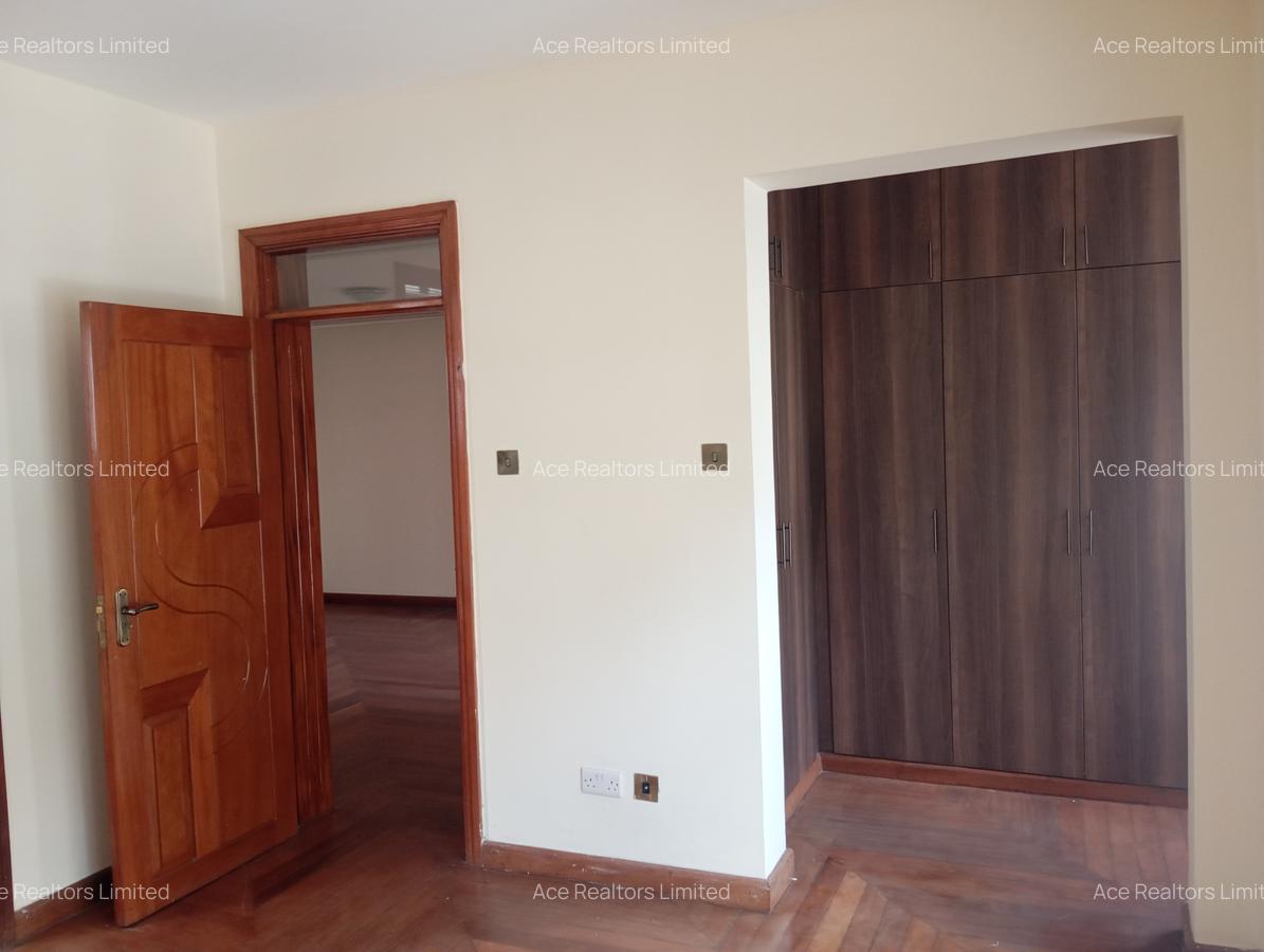5 Bed Townhouse with En Suite at Lavington - 7