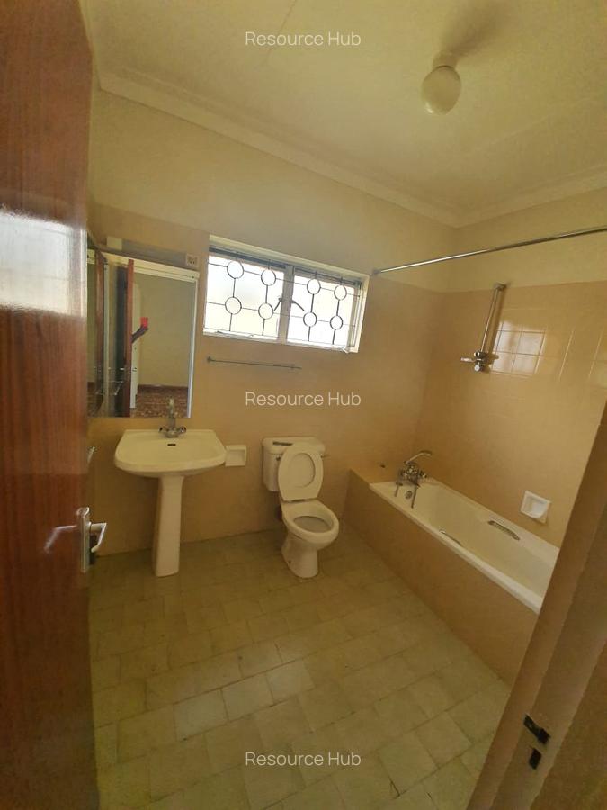 4 Bed Townhouse with En Suite at Lavington - 13