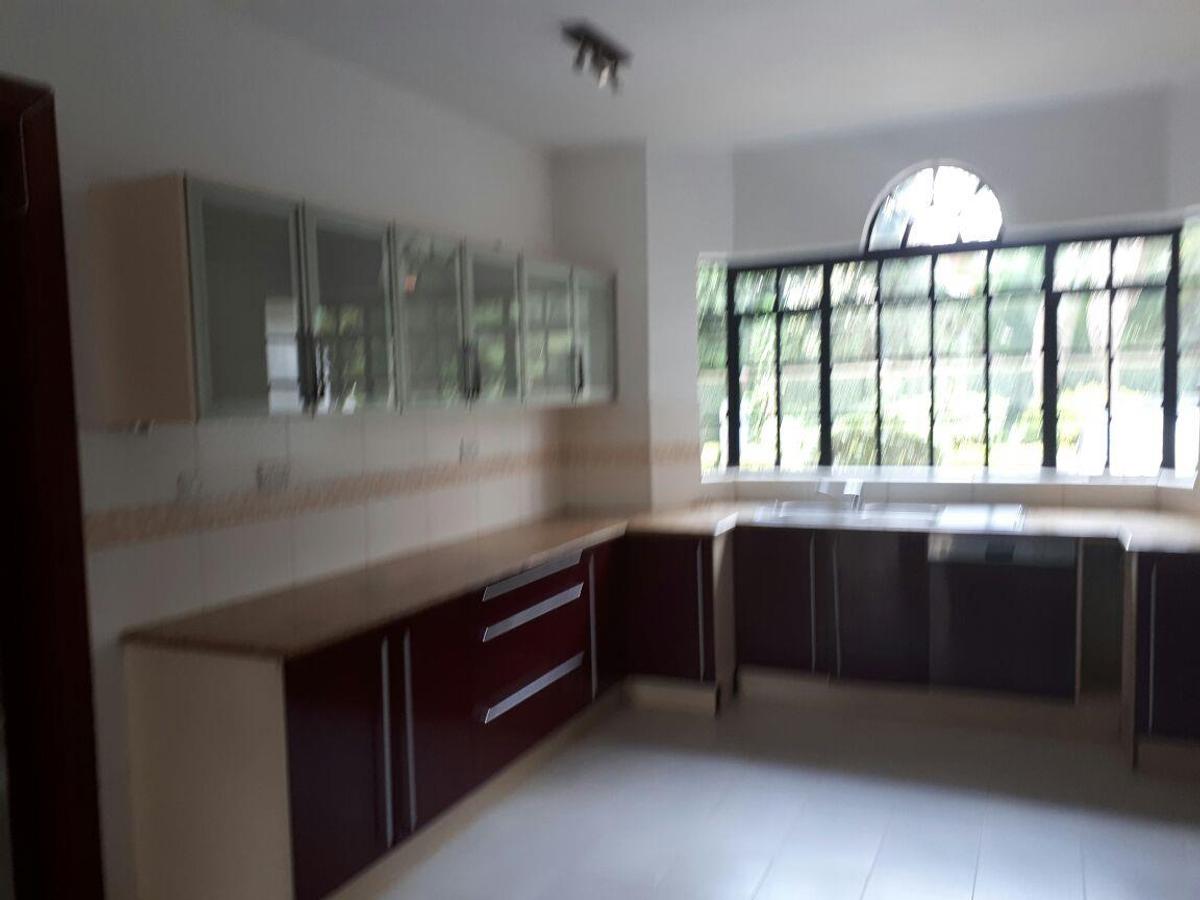 5 Bed House with En Suite at Lavington Green - 7