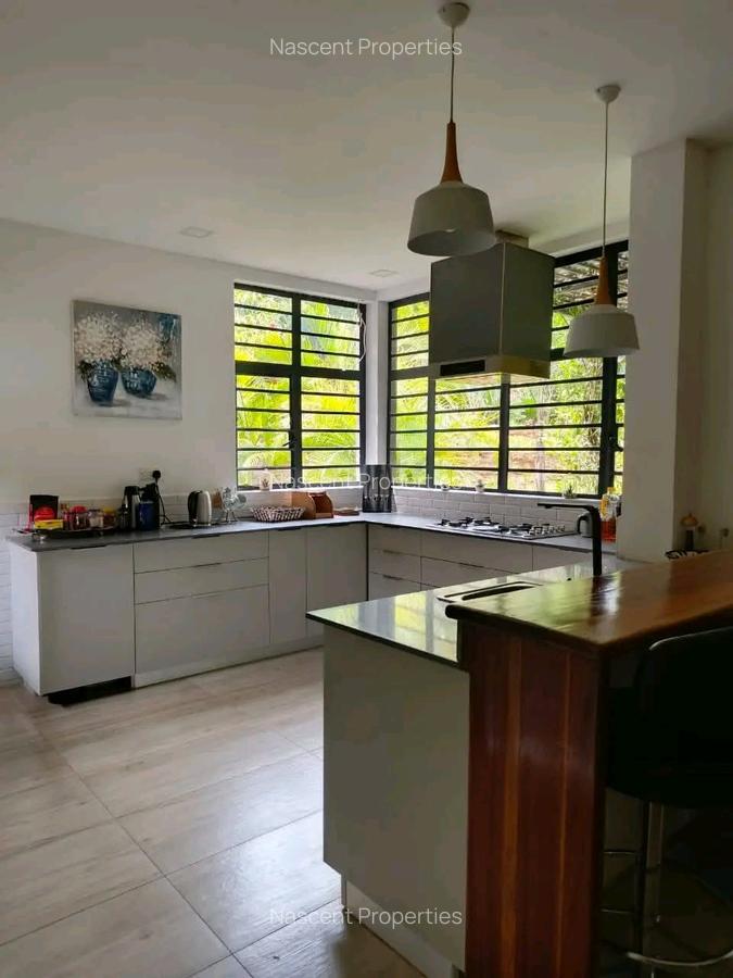 4 Bed House with En Suite in Rosslyn - 17